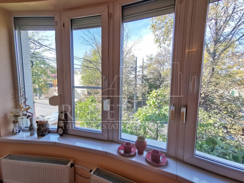 Casa Strada Muntii Carpati, 3 camere, curte proprie