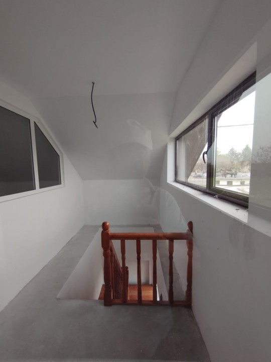 SE VINDE CASA IN CALUGARENI 5 camere, teren 600mp