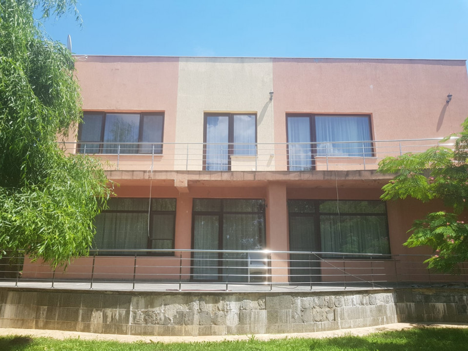  OCAZIE, VAND VILA  DE LUX 860 MP UTILI SI 1230 MP TEREN LANGA LACUL CERNICA 