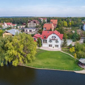 Vila de lux, 427 mp utili și 2313 mp teren, pe malul lacului (Cociova) Balotesti