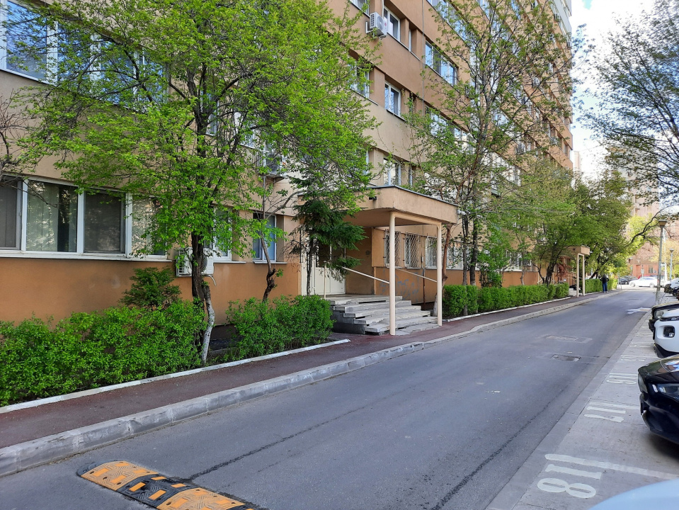 Apartament 3 camere Militari, lângă metrou Lujerului, bloc reabilitat, 105000 EU