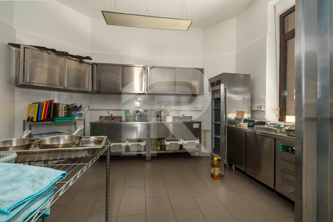 RESTAURANT DE VANZARE  zona ARMENEASCA