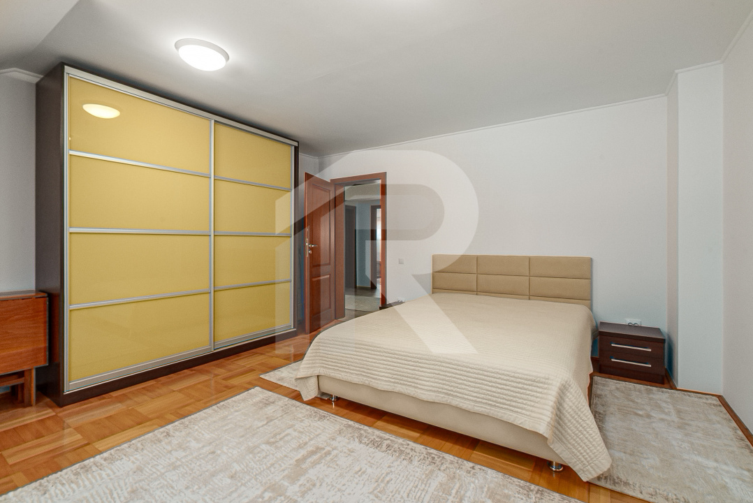 Vilă de vânzare în Bușteni – 8 dormitoare, vedere directă spre Crucea Caraiman!