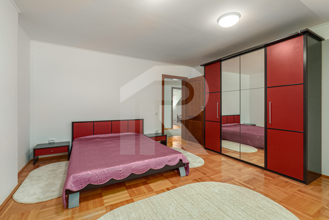 Vilă de vânzare în Bușteni – 8 dormitoare, vedere directă spre Crucea Caraiman!