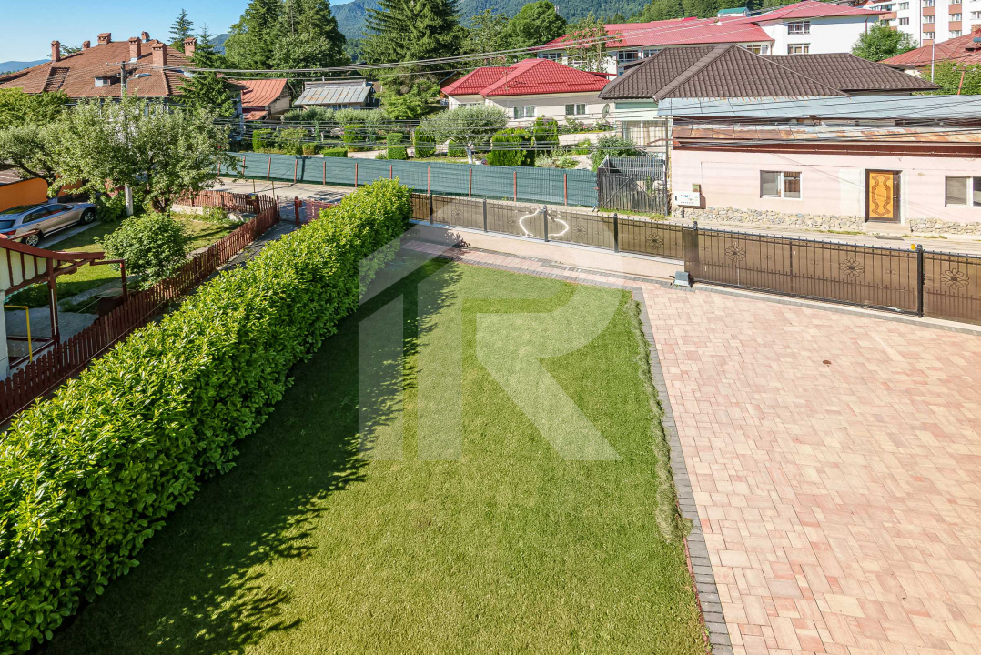 Vilă de vânzare în Bușteni – 8 dormitoare, vedere directă spre Crucea Caraiman!