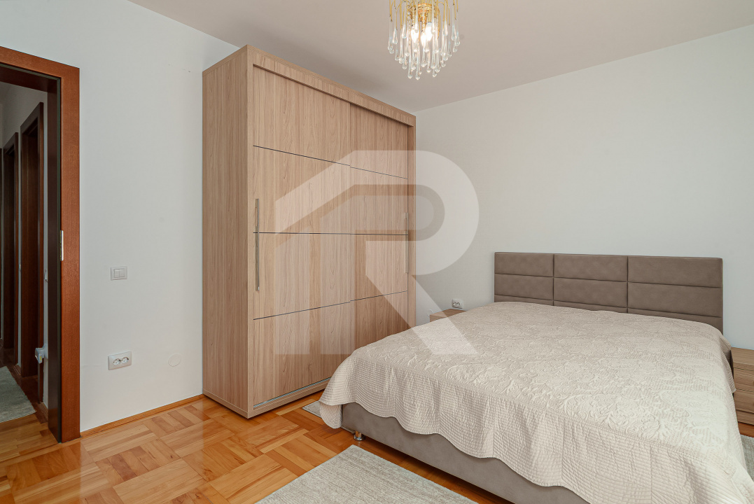 Vilă de vânzare în Bușteni – 8 dormitoare, vedere directă spre Crucea Caraiman!