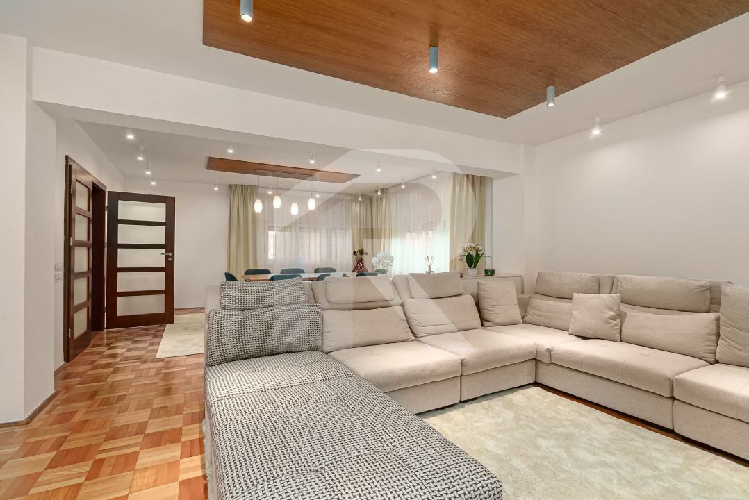 Vilă de vânzare în Bușteni – 8 dormitoare, vedere directă spre Crucea Caraiman!