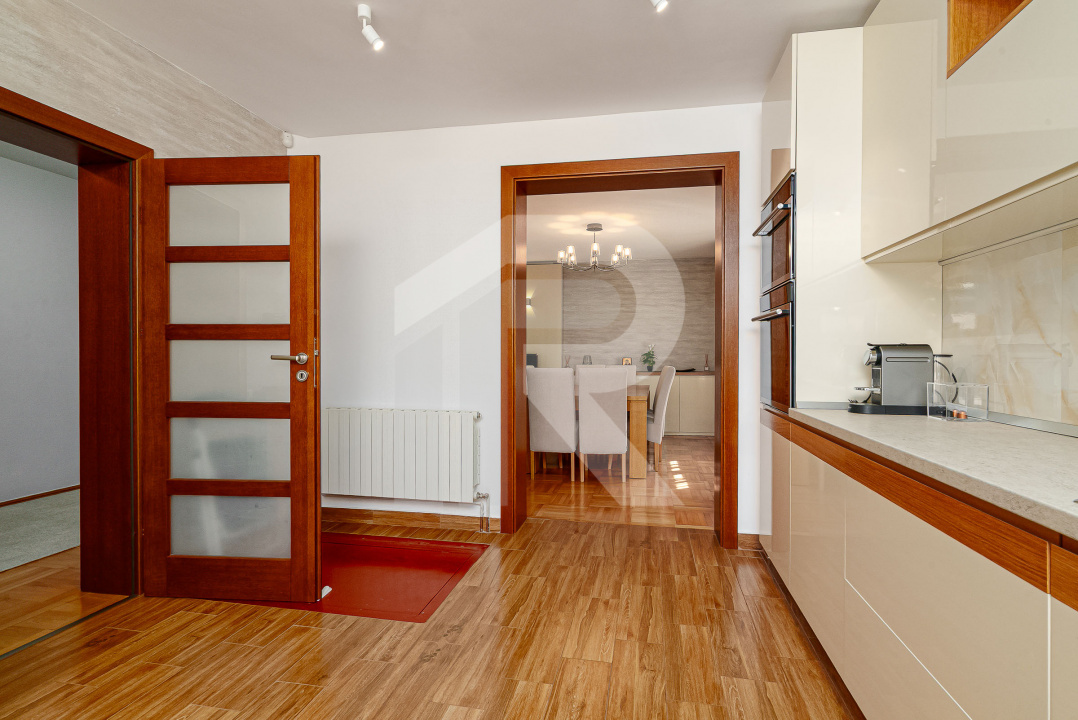 Vilă de vânzare în Bușteni – 8 dormitoare, vedere directă spre Crucea Caraiman!