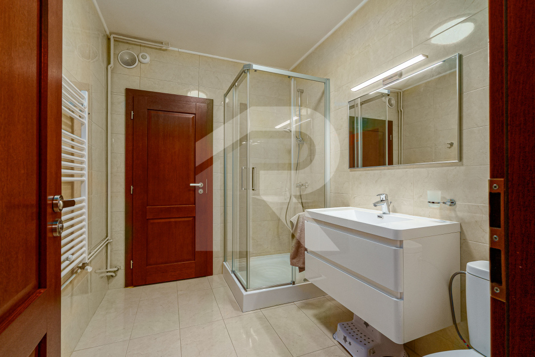 Vilă de vânzare în Bușteni – 8 dormitoare, vedere directă spre Crucea Caraiman!