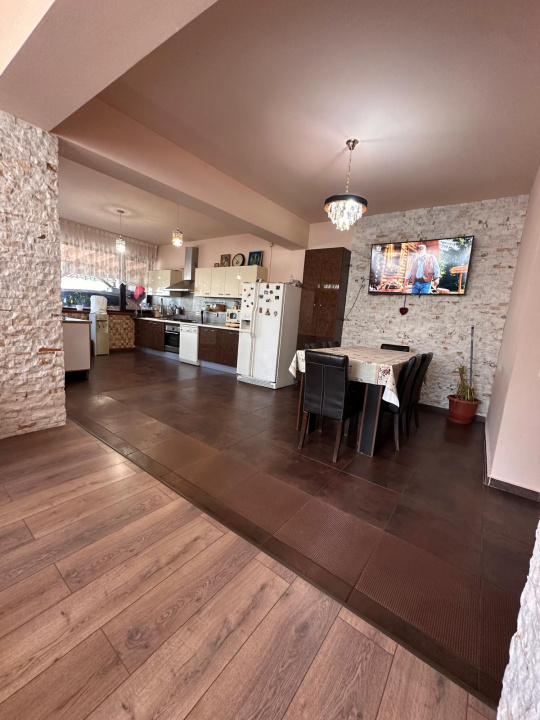 OCAZIE SE VINDE VILA SPATIOASA IN ORASUL PANTELIMON IF APROAPE DE CENTRU