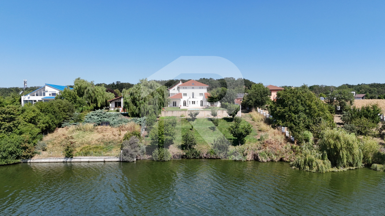 Vilă elegantă cu piscină și ieșire la Lac – Căciulați, Balotești