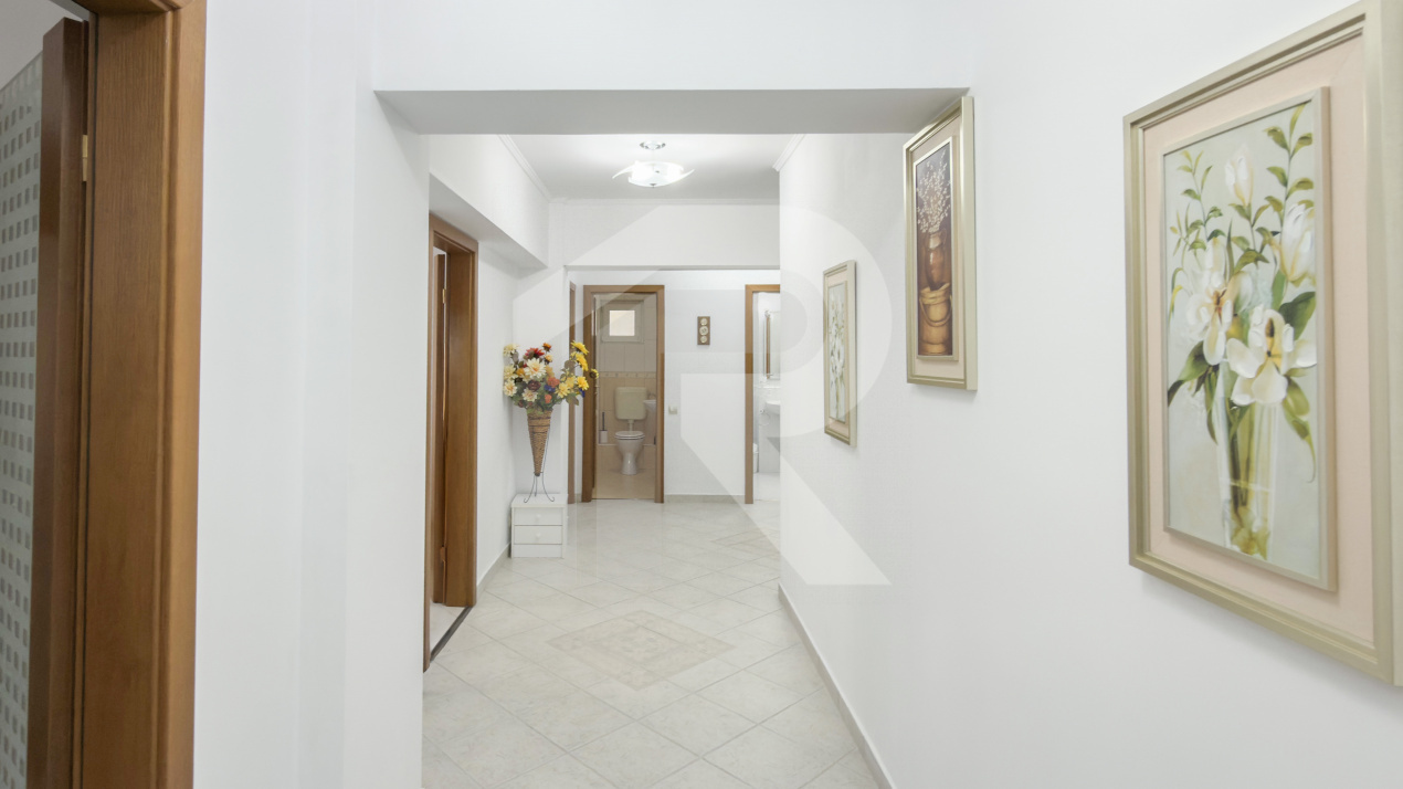 Vânzare apartament 3 camere – Ultracentral, Bloc Scala, Bd. Magheru