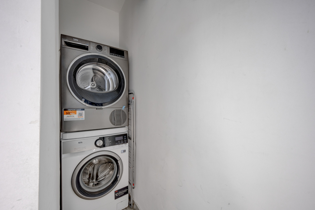 Piata Delfinului, Mega Mall, Garsoniera renovata, Mobilata si utilata !