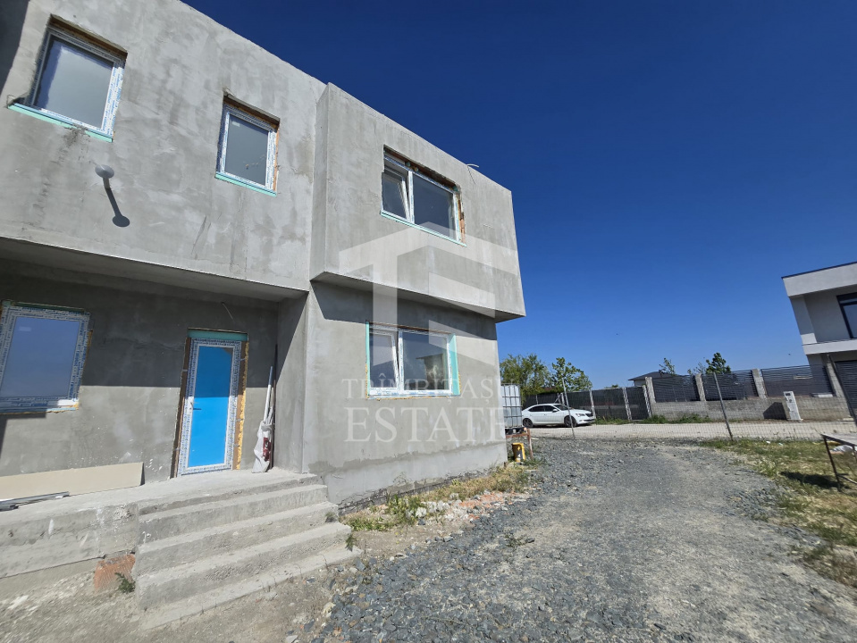 OVIDIU-POIANA- Vila tip duplex cu terasa circulabila.